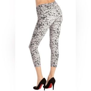 J Brand Size 25 Sugar Cane Mini Floral Capri Jean Stretch Cropped Mid Rise Pants